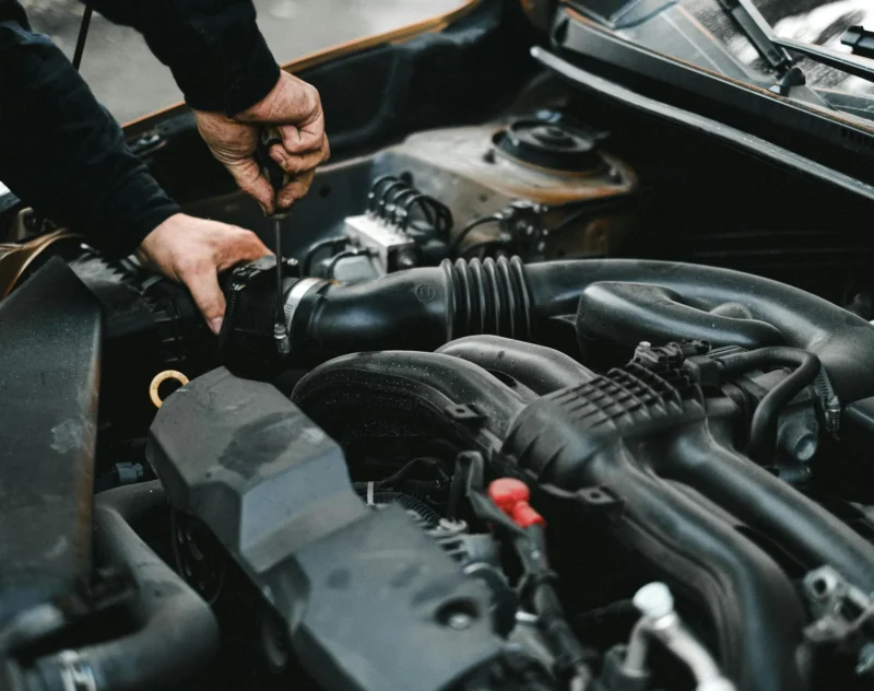 Intervention mécanique dans le compartiment moteur d’un véhicule