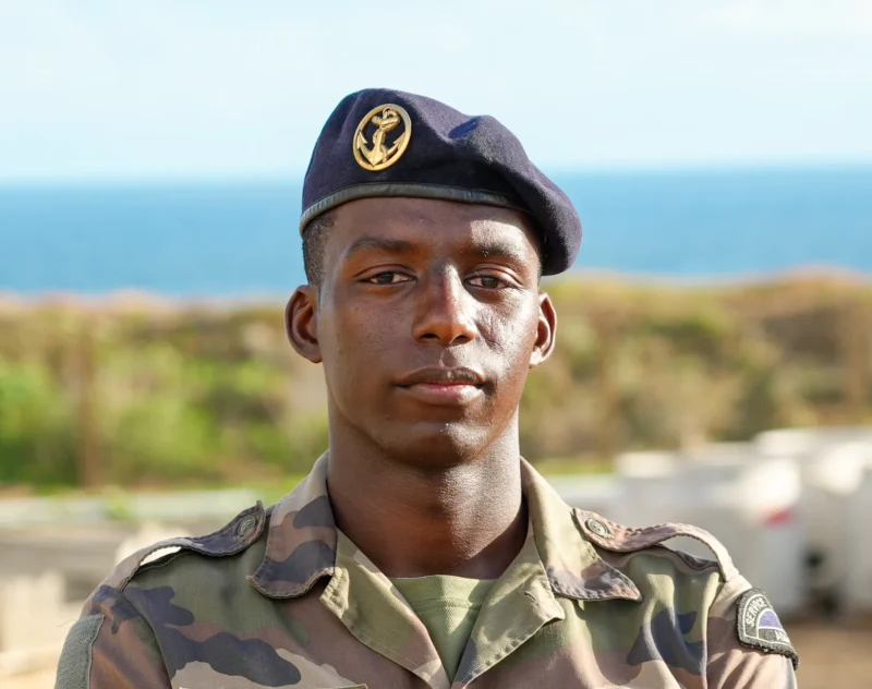 Un jeune militaire en uniforme, face à l’océan