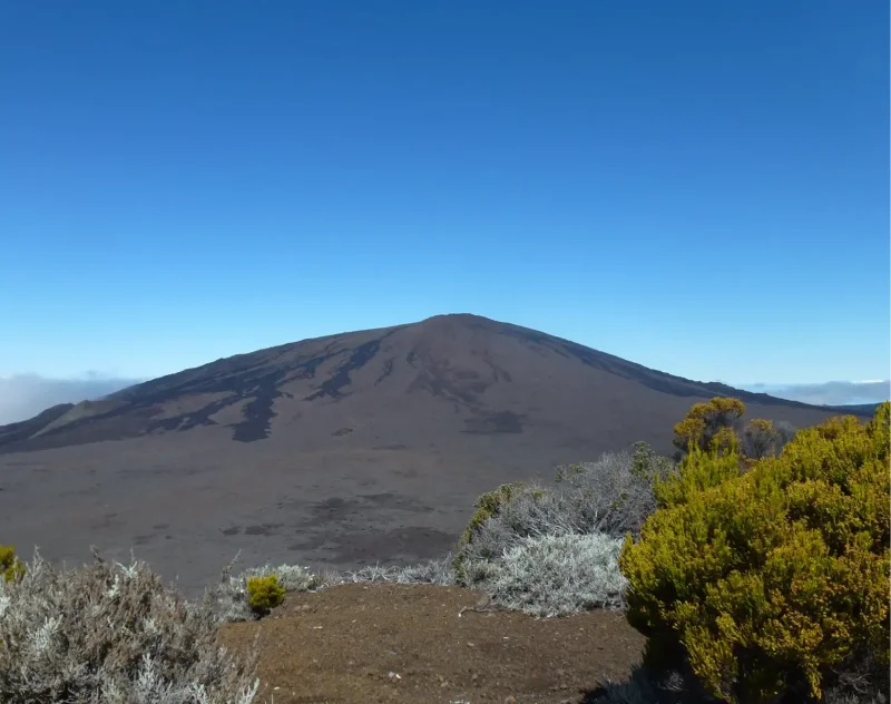 Le Piton de la Fournaise sous un ciel bleu